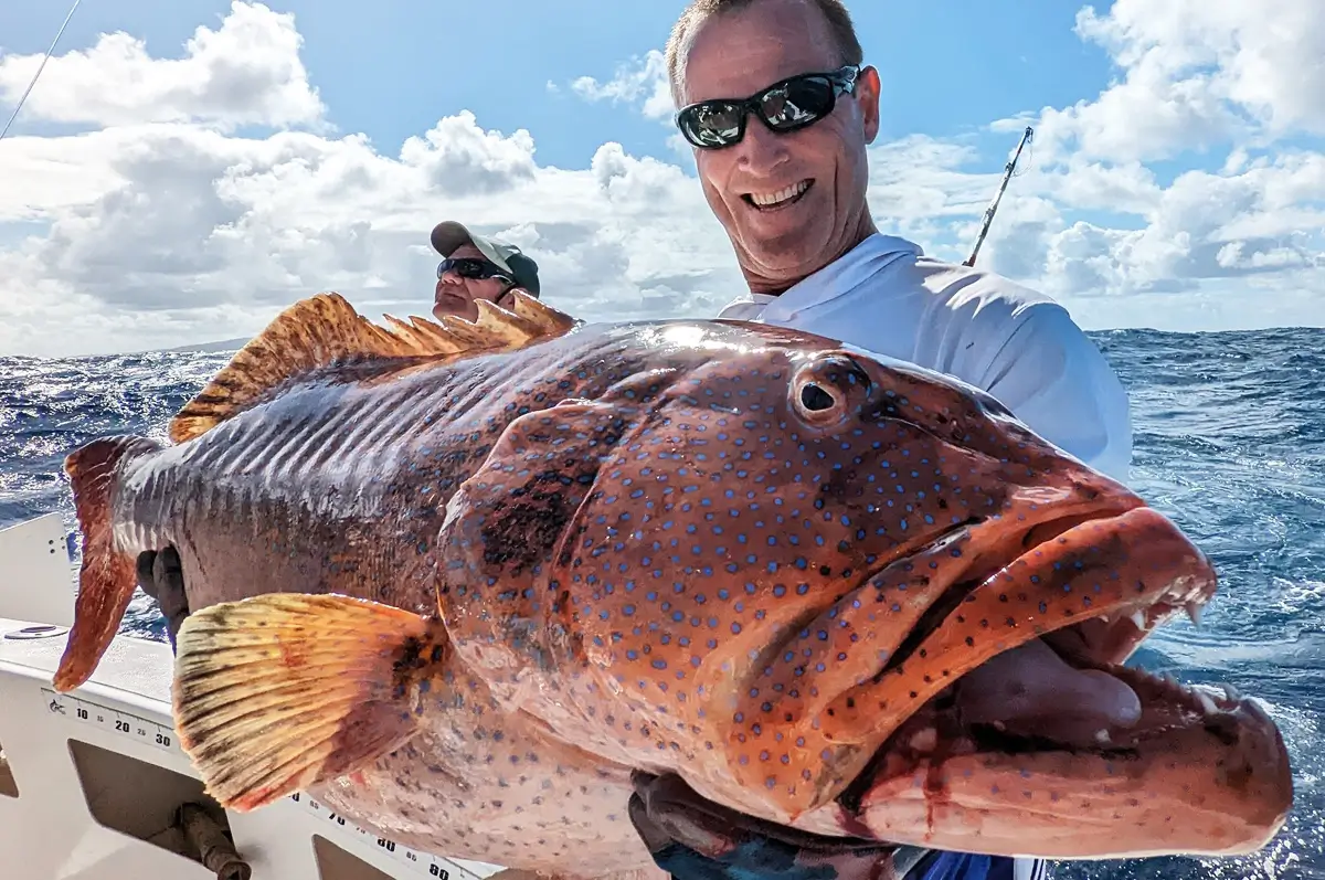 Pêcheur avec un thazard (wahoo) capturé lors d’une sortie de pêche au gros à Rodrigues