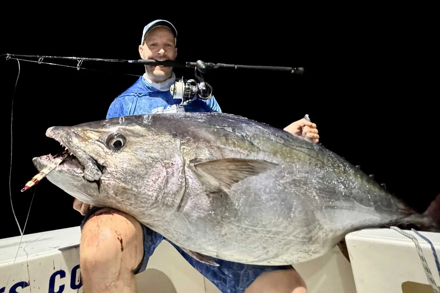 Pêche au gros de nuit à Rodrigues avec un énorme thon à dents de chien