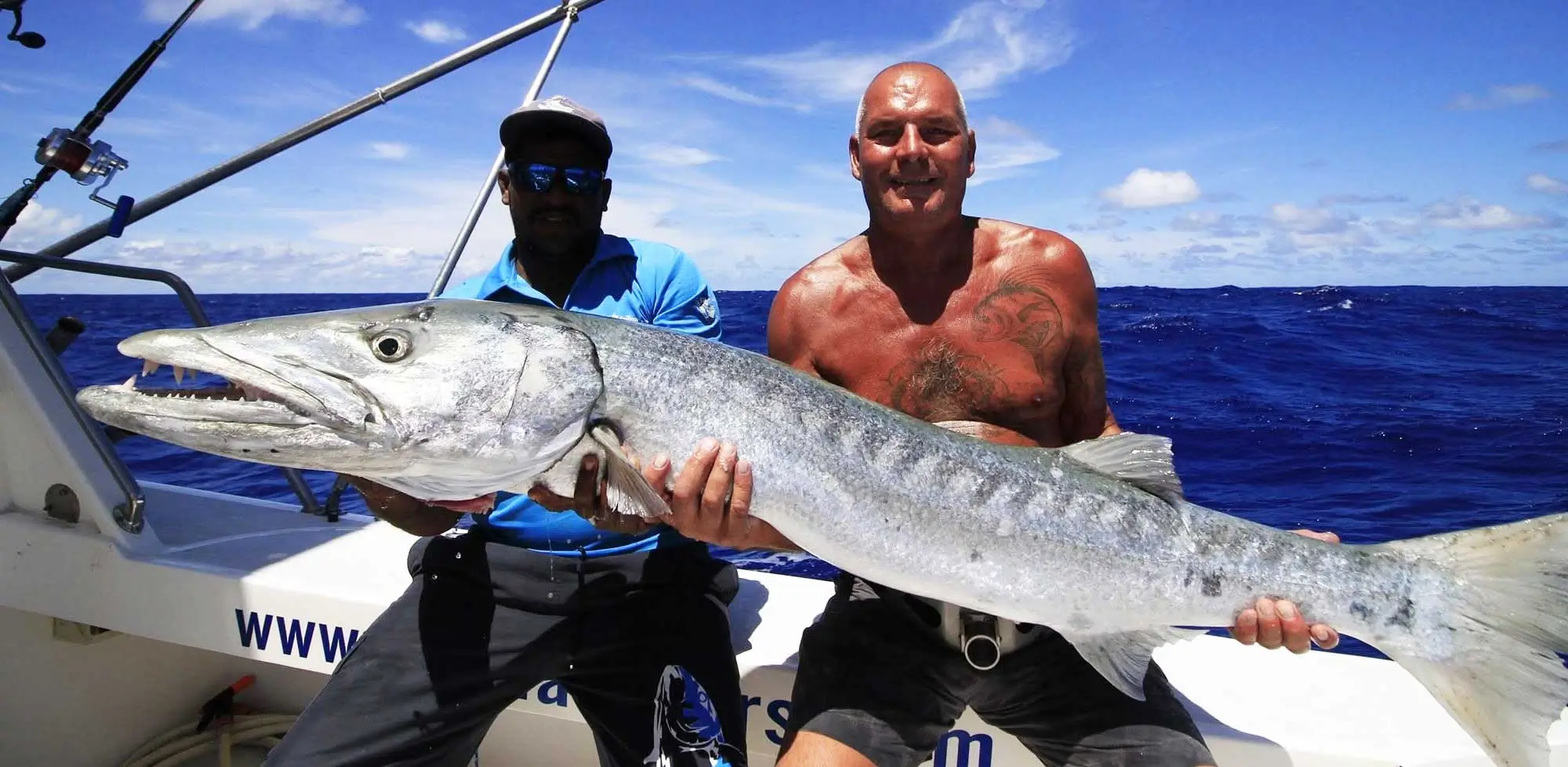 Pêche sportive en jigging avec capture d’un gros mérou tropical